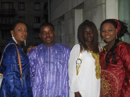 la famille  au mariage  de mon coussin cherie